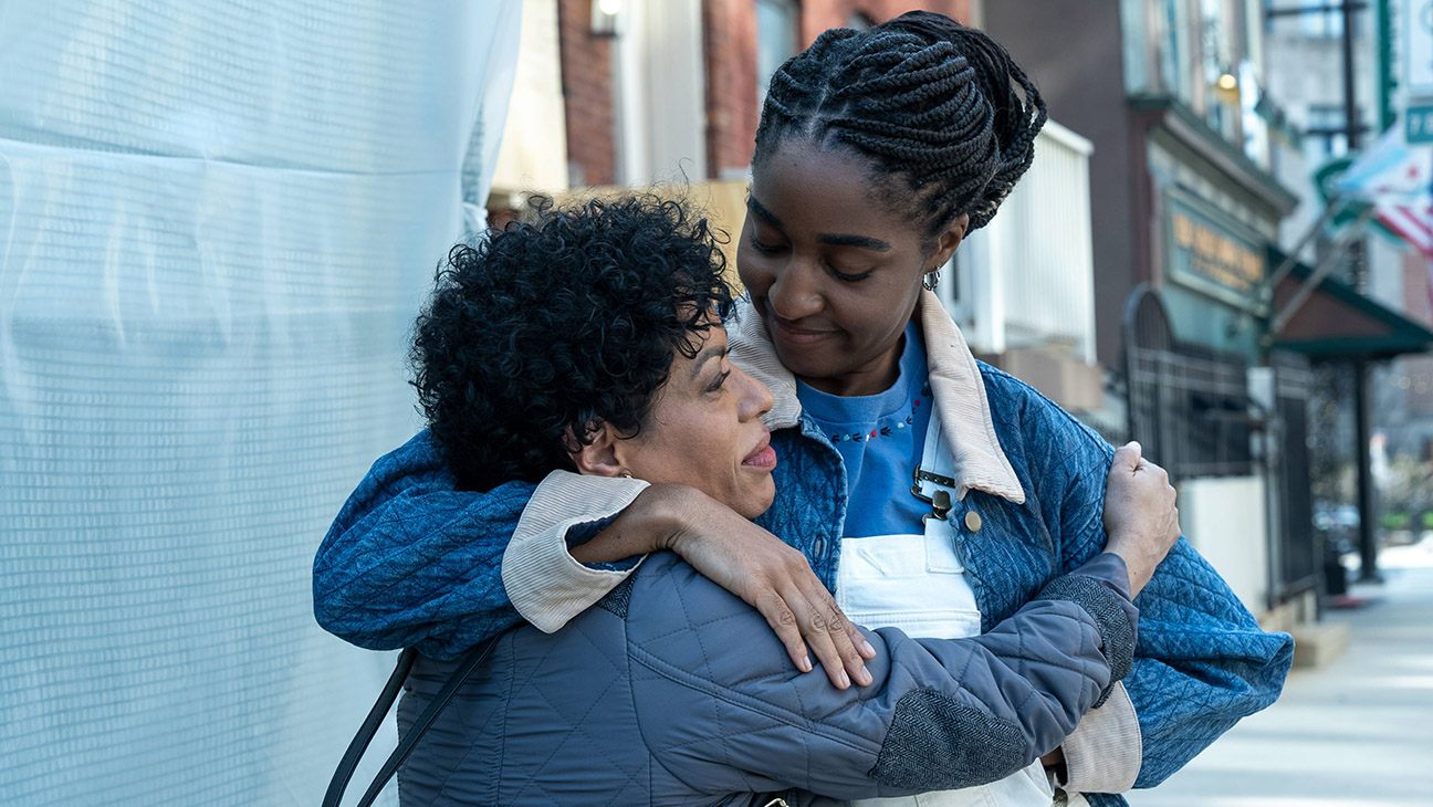 The Bear (l-r) Ayo Edebiri as Sydney Adamu, Liza Colón-Zayas as Tina.