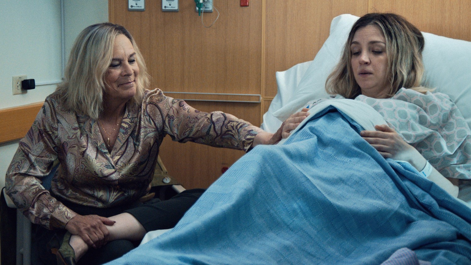 Jaime Lee Curtis and Abby Elliott in The Bear season 3's Ice Chips.