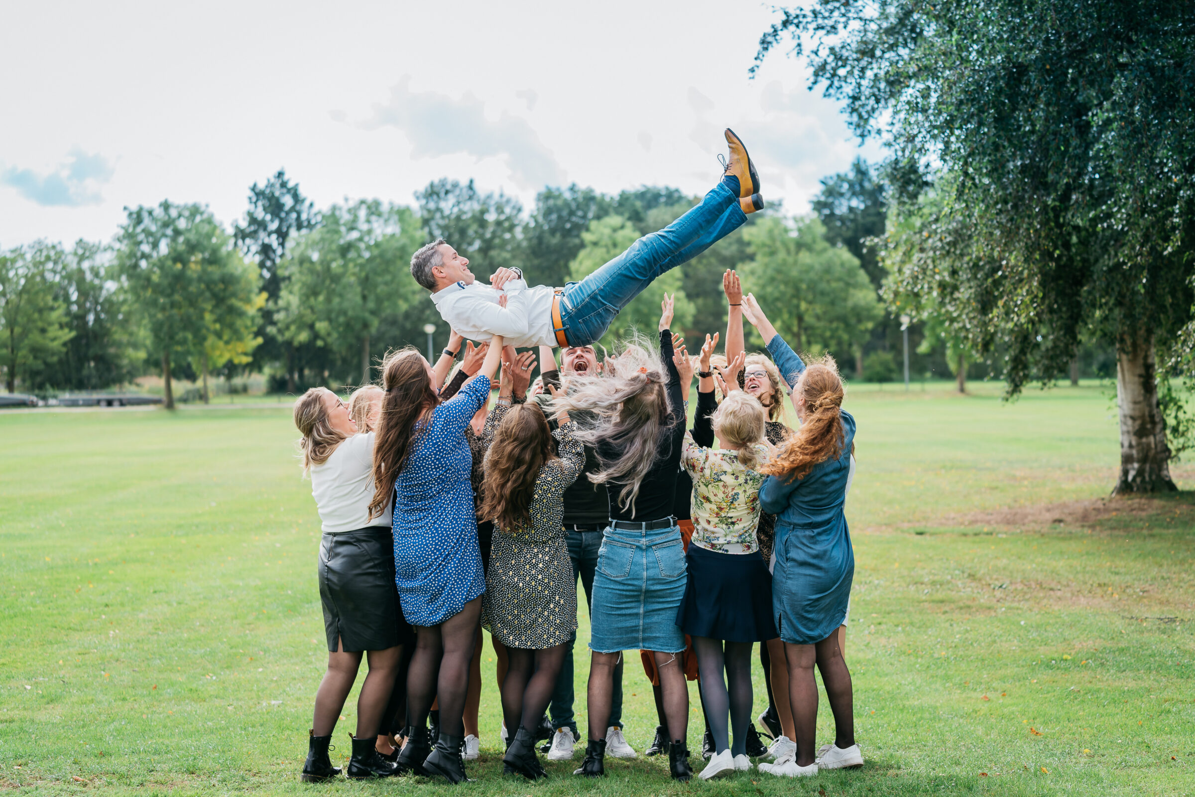 Docent wordt in de lucht gegooid door studenten