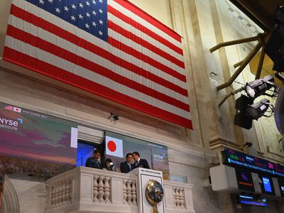 Investors ringing the closing bell at the nYSE