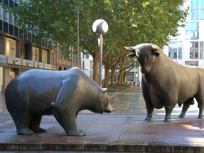 ull and bear, by sculptor Reinhard Dachlauer, in front of the Frankfurt Stock Exchange