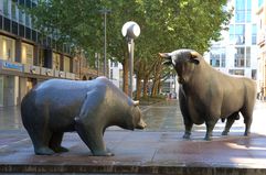 Bull and bear, by sculptor Reinhard Dachlauer, in front of the Frankfurt Stock Exchange.