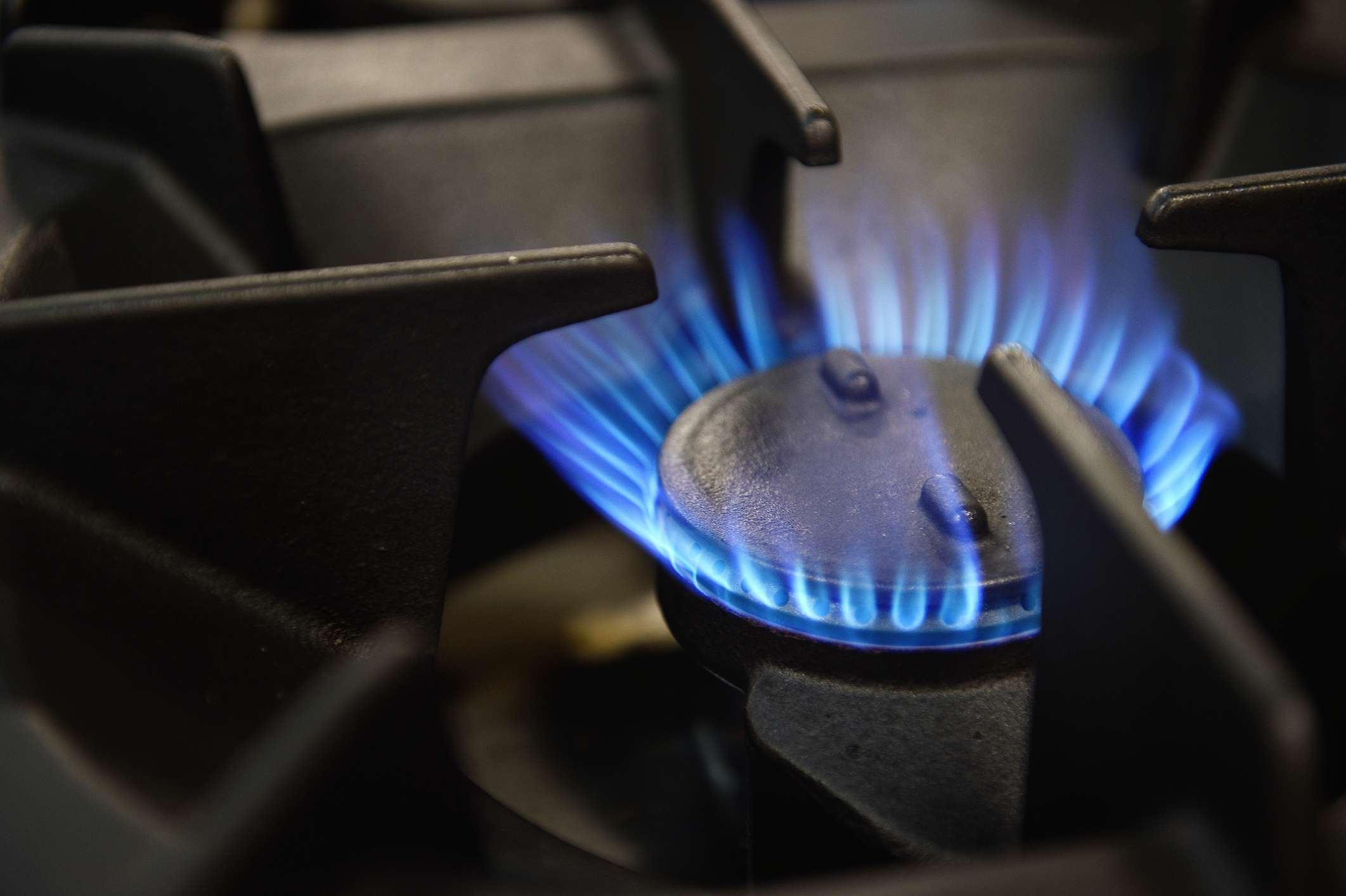 Gas stove burner with blue flame