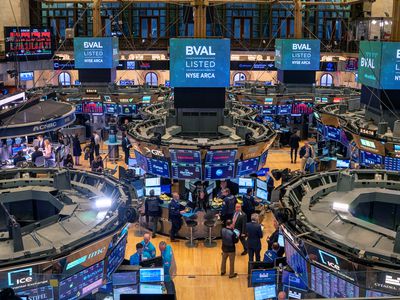 Traders on the floor of the NYSE 