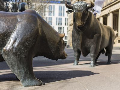 A bear and bull statue outside the Frankfurt Stock Exchange