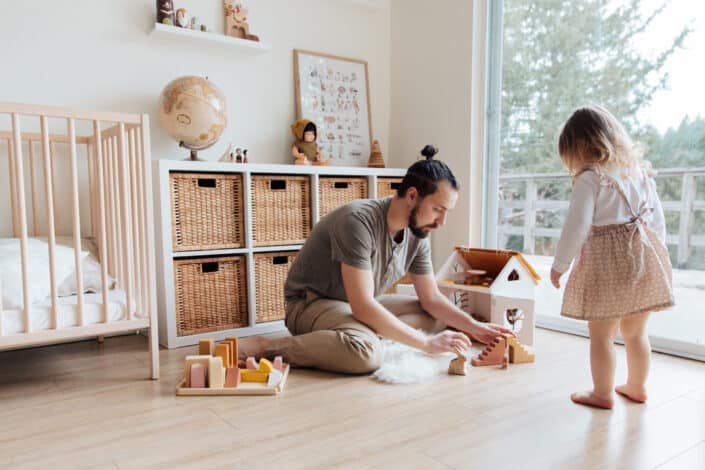 padre e hija jugando en el interior