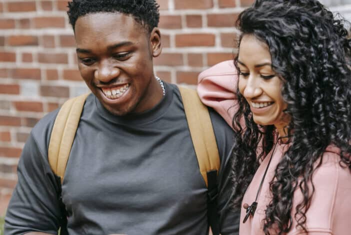 hombre y mujer en una feliz sonrisa