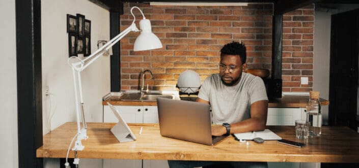 hombre ocupado trabajando con su computadora portátil