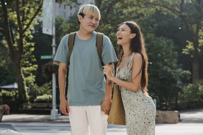 Pareja asiática disfrutando de un relajante paseo al aire libre en un clima agradable