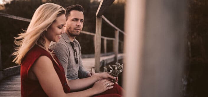 pareja disfrutando de sus momentos en el puente