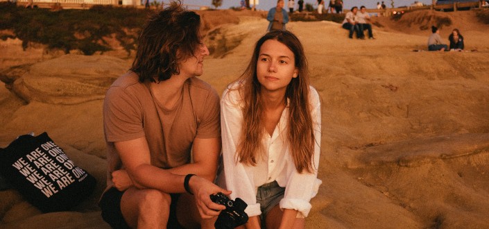 pareja disfrutando de sus momentos cerca de la playa