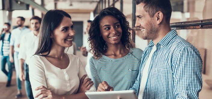 Grupo De Jóvenes Empresarios Que Usan Tableta