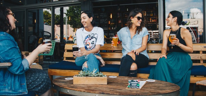 Amigas Saliendo En Un Bar