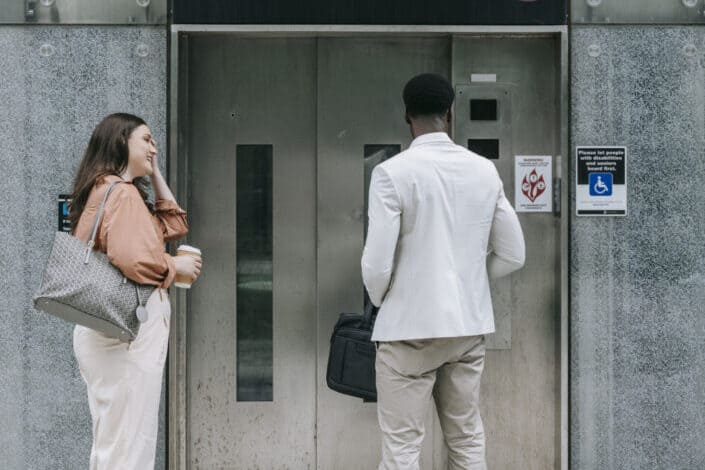 Hombre Y Mujer Esperando El Ascensor