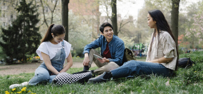 Eestudiantes Que Estudian En Grupo Al Aire Libre