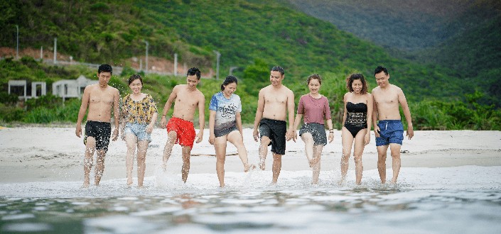 Friends walking on the sea shore