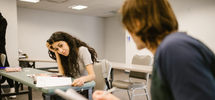 Estudiantes Que Hablan Entre Sí En Un Aula