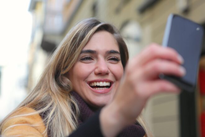 Cerrar fotografia de una mujer rubia - preguntas para hacerle a una chica por mensaje