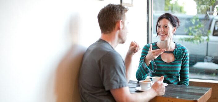 Iniciadores de conversación divertidos para la primera cita