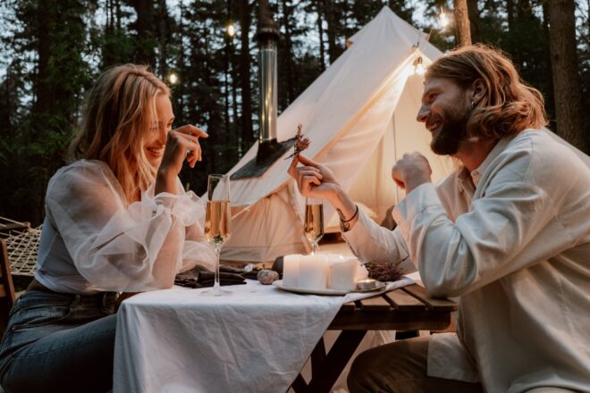 Pareja Disfrutando De Una Cena Romantica - iniciadores de conversacion para la primera cita