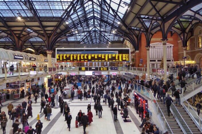 personas que llegan a un aeropuerto ocupado