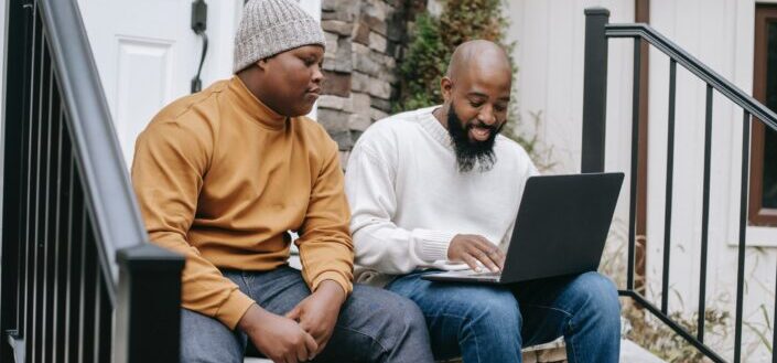 dos hombres hojeando laptop