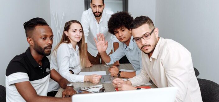 un grupo de personas haciendo una reunión de skype