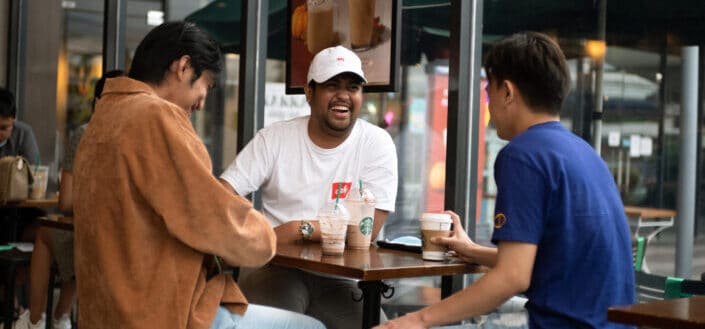 Hombres felices hablando entre ellos