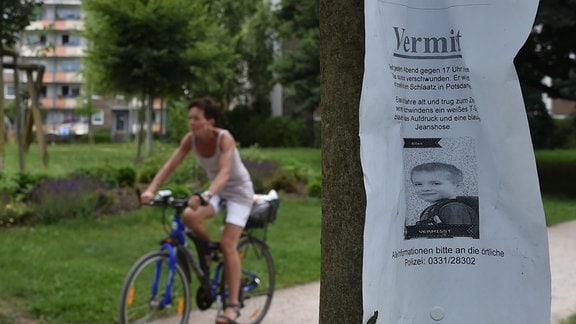 Eine Vermisstenanzeige hängt am 17.07.2015 in Potsdam (Brandenburg) an einem Laternenmast. 