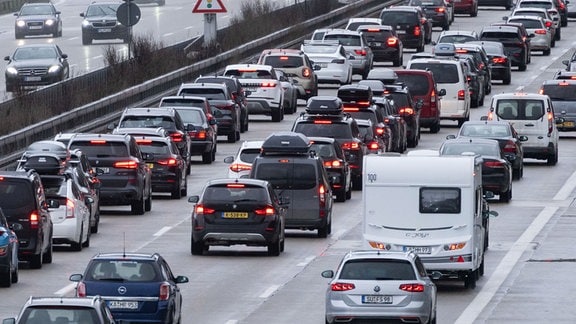 Autos stehen auf einer Autobahn im Stau