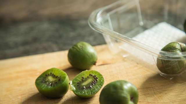 Ganz ohne Härchen: Kiwibeeren kann man mit Schale essen