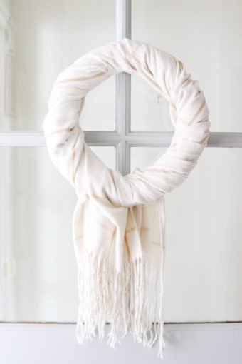 how to make a minimalist winter wreath