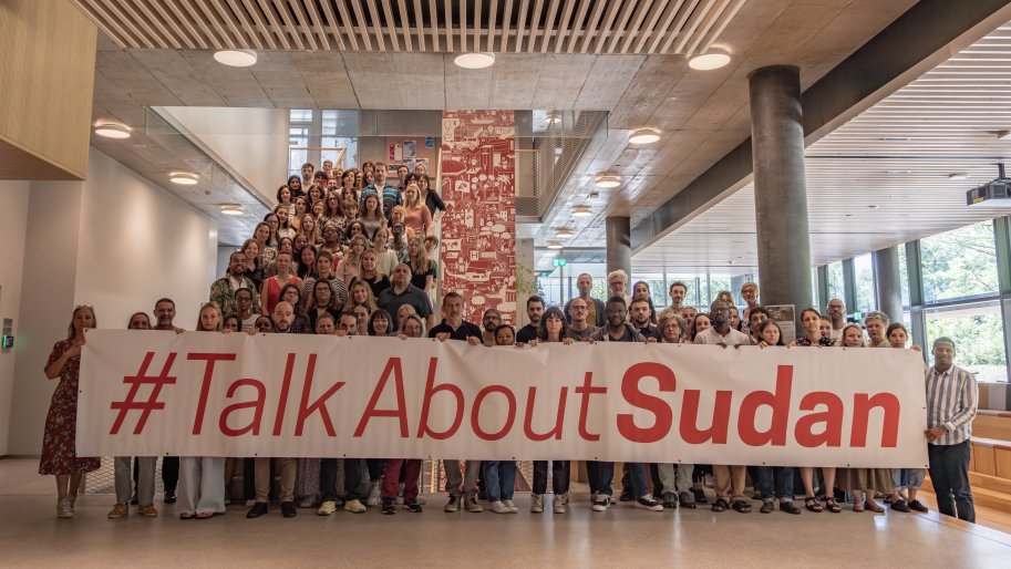 Personnel du siège de MSF Suisse tenant une banderole "#TalkAboutSudan" en soutient à la population soudanaise.