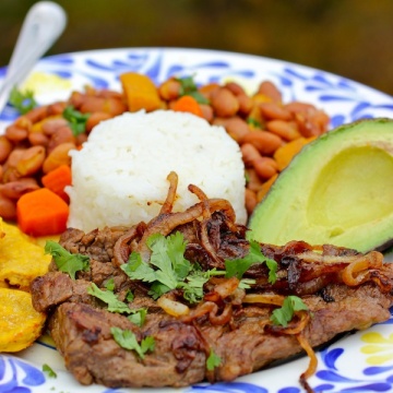 Bistec Encebollado (Steak with Onion Sauce) |mycolombianrecipes.com