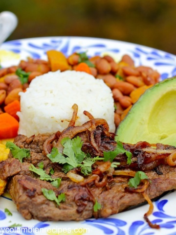 Bistec Encebollado (Steak with Onion Sauce) |mycolombianrecipes.com