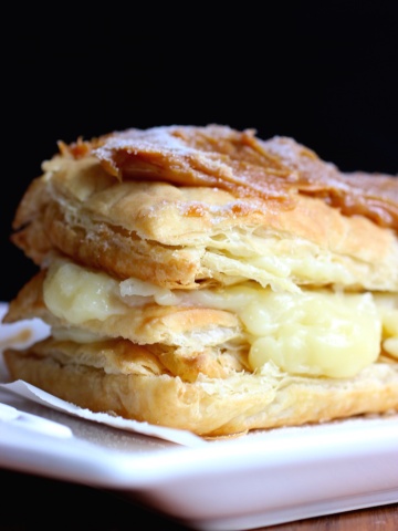 Milhojas con Arequipe (Colombian Dulce de Leche Pastry) |mycolombianrecipes.com