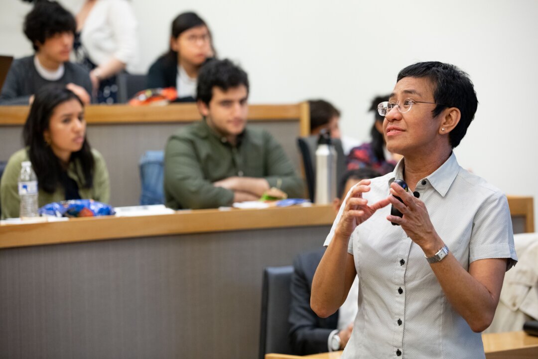 Maria Ressa adressing students