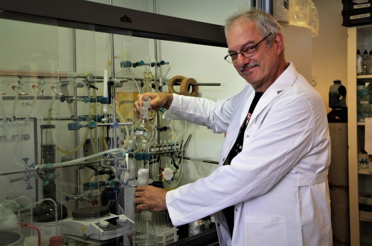 Morten Meldal in the laboratory