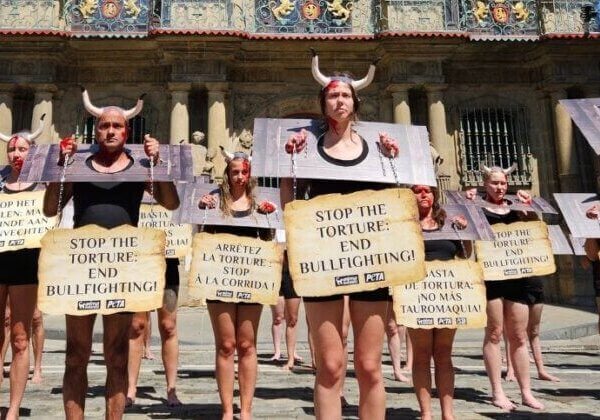 Tientallen in middeleeuwse martelwerktuigen protesteren tegen de stierengevechten in Pamplona