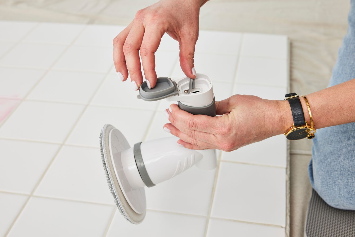 Person holds an IEZFIX Electric Spin Scrubber with the charging port displayed