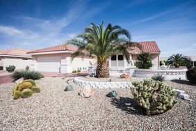 Xeriscape-drought-tolerent-yard-GettyImages-155392031