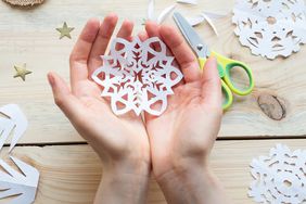 How to make paper snowflakes - a snowflake of paper