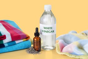 white vinegar and laundry