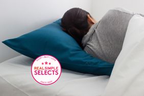 Person sleeping on the Ikea Gulkavle pillow