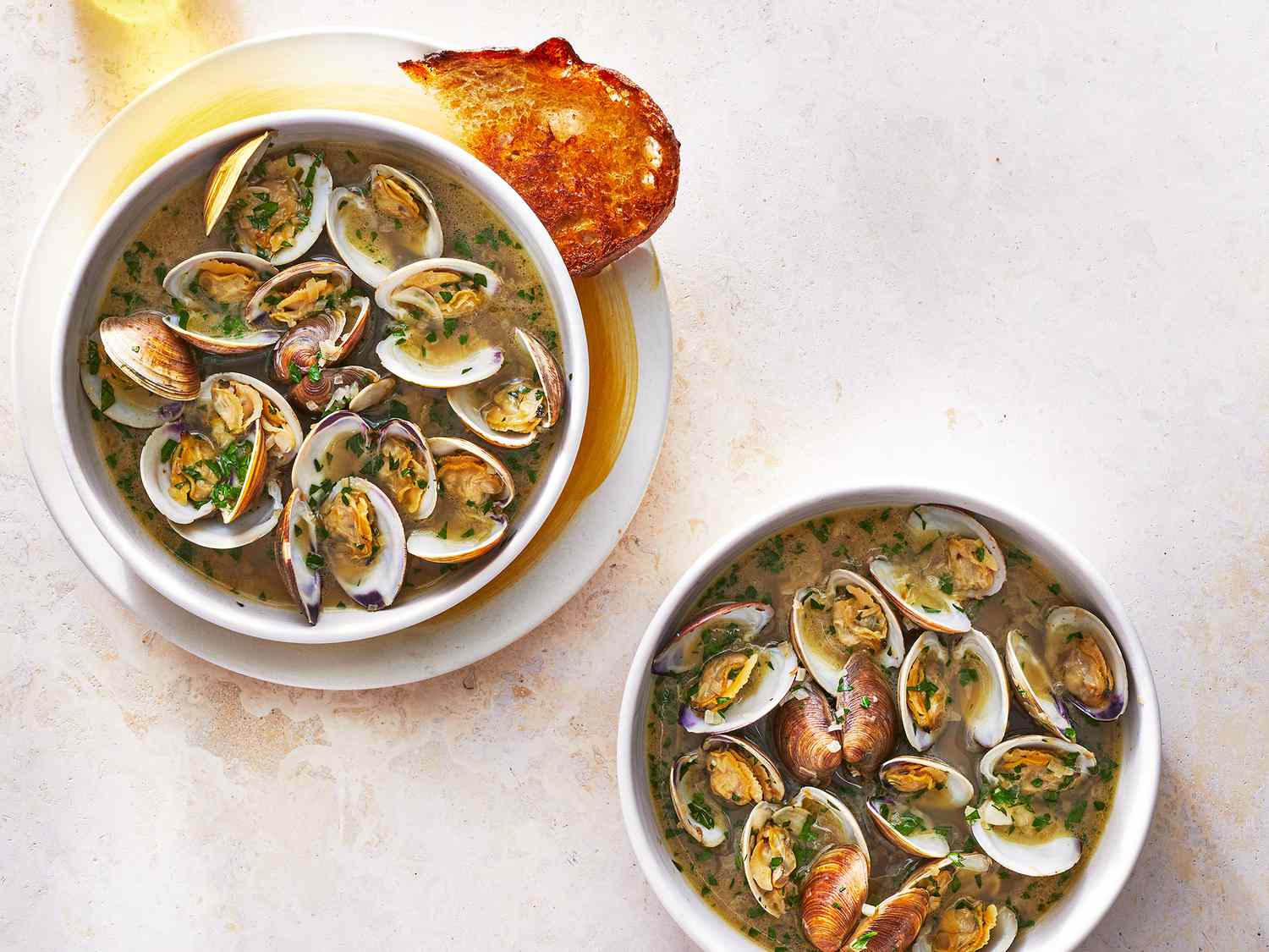 steamed-clams-with-garlic-toasts-recipe-tout-realsimple