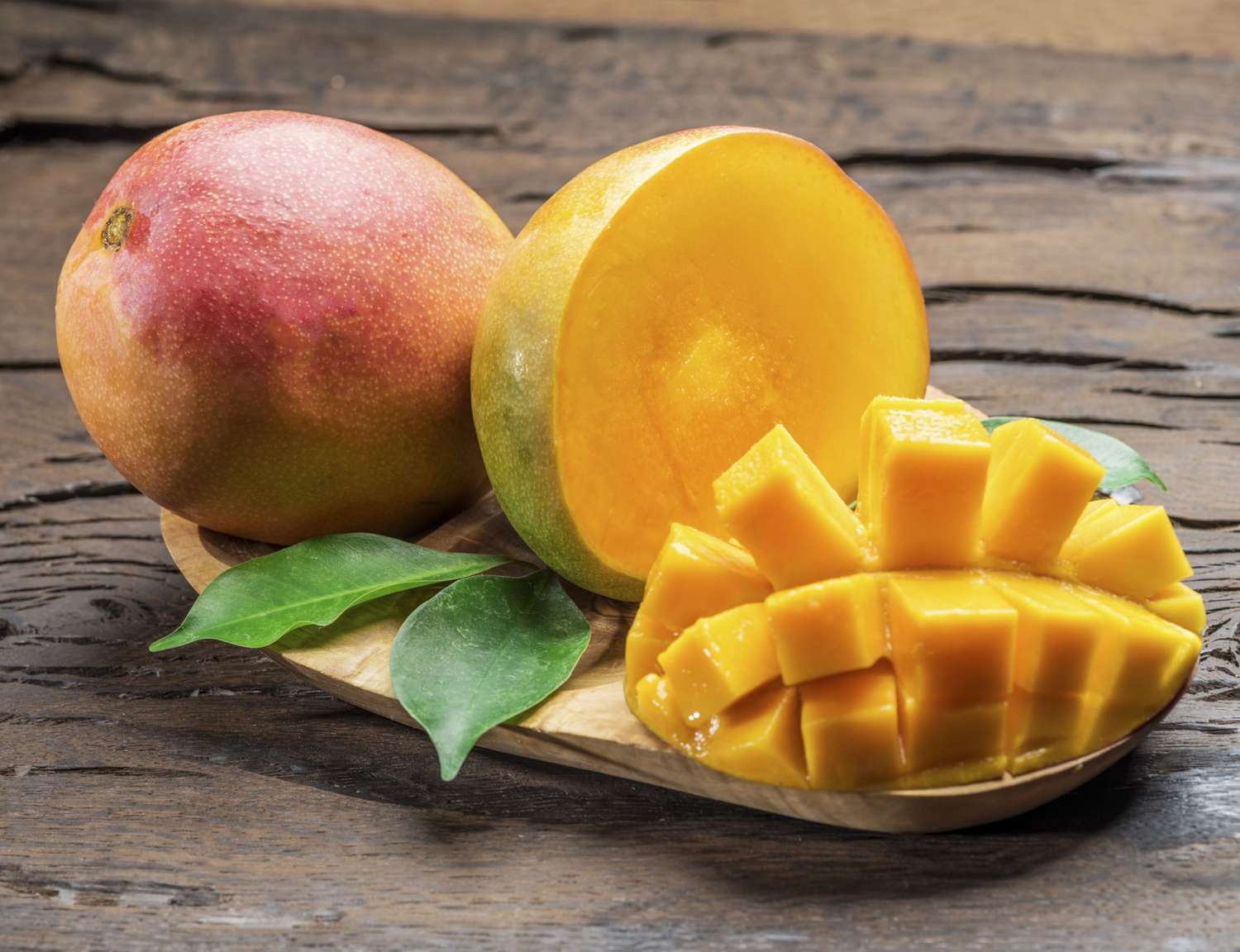 Mango fruits and mango slices.