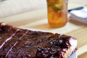 Rack of barbecue ribs with iced tea