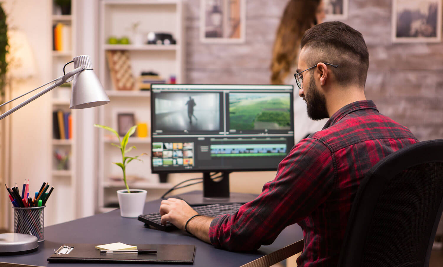 Imagem mostrando um homem editando vídeo | Rio2C