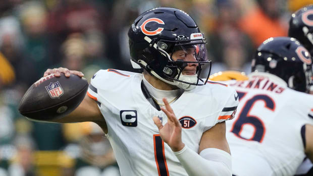 Bears quarterback Justin Fields passes the ball