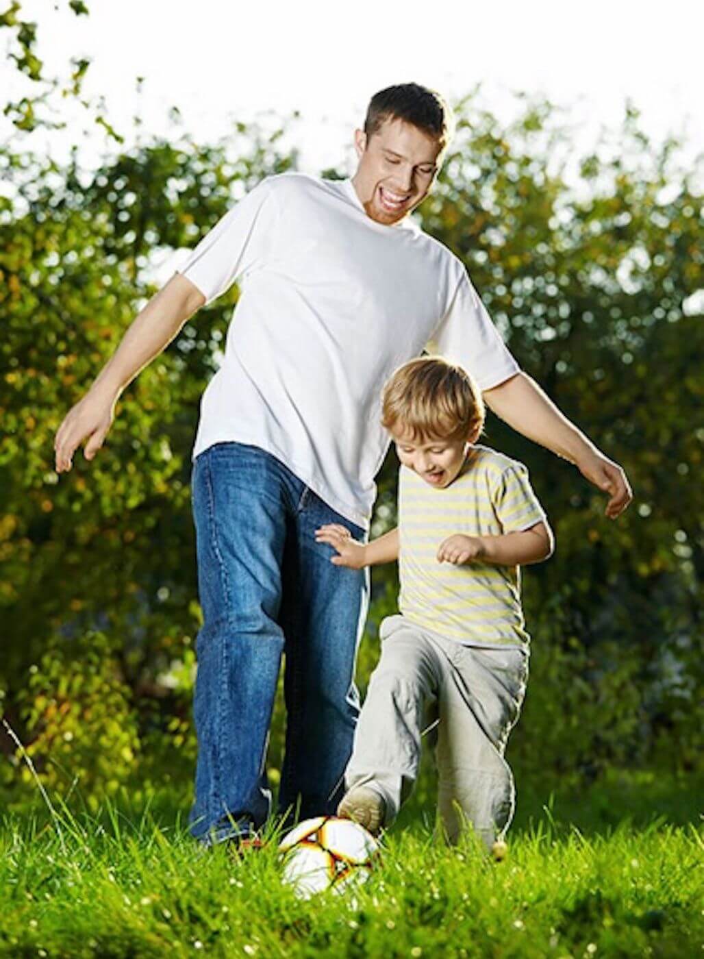 Vater und Sohn spielen Fußball